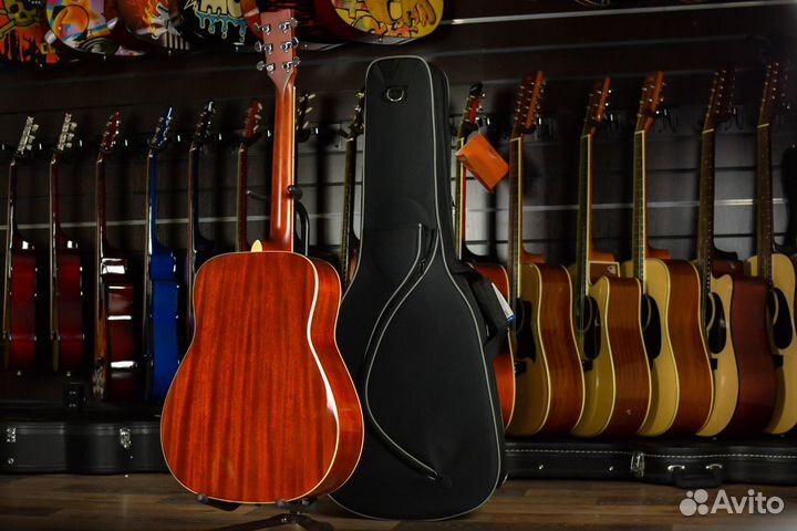 Акустическая гитара Yamaha + аксессуары