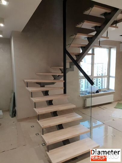 Прочная лестница с поворотом 180 градусов