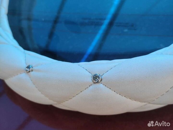 Оплетка на руль со стразами. Цвет молочный. Мало б