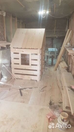 Деревянный домик для детской площадки