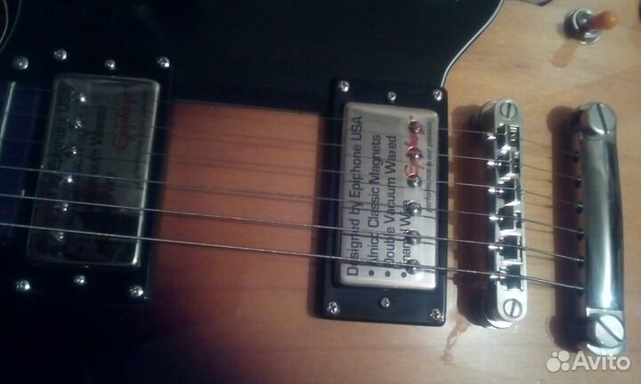 Гитарa полуакустическая