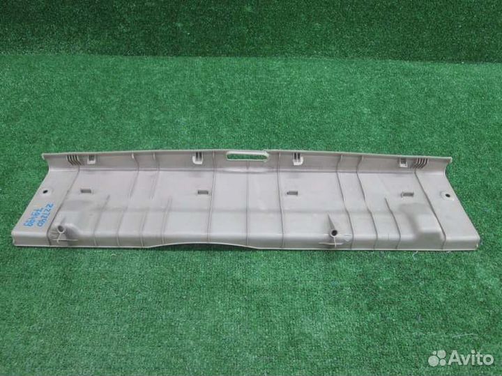 Накладка замка багажника Toyota Premio ZZT240