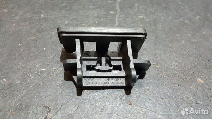 Кронштейн боковой накладки правый Porsche Cayenne