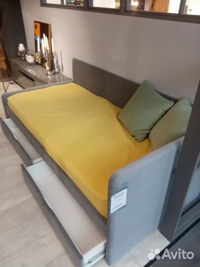 Детский диван с мягкой обивкой