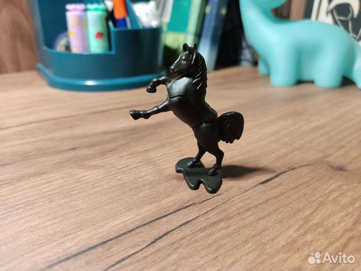 Конь из kinder surprise nattons 2023