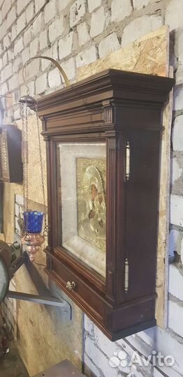 Старинная икона в киоте