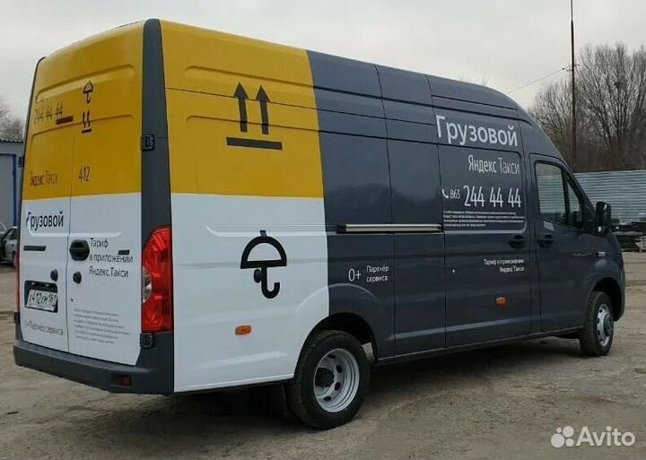 Водитель с грузовым авто