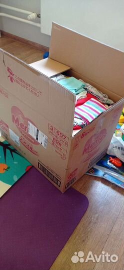 Большая коробка детских вещей