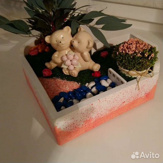 Подарок девушке. Кашпо с искуственными цветами