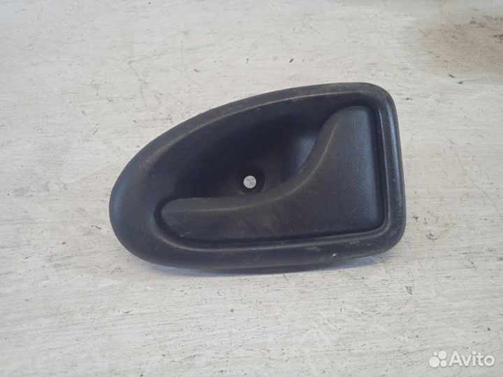 Ручка двери внутренняя левая Renault Logan 1 2004