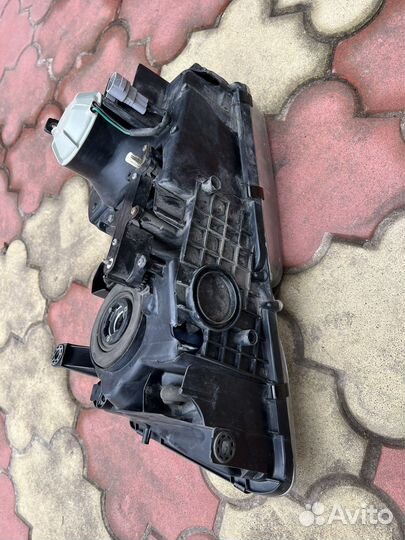 Передняя правая фара на lexus-LX470.Пластик