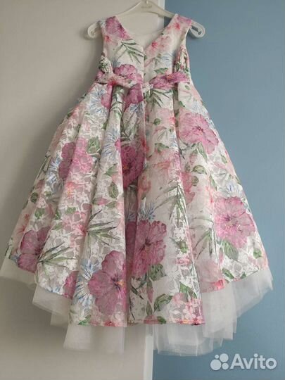 Нарядное платье со шлейфом.134 новое