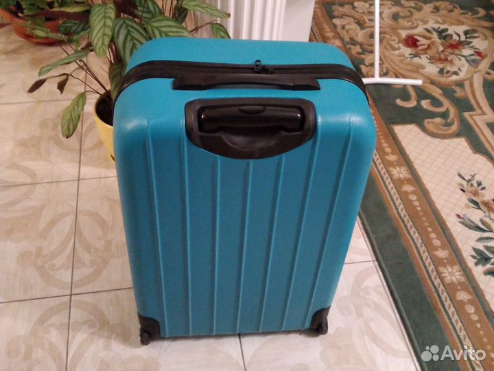 Чемоданы на колесах, желтый и зелёный