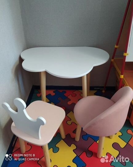 Детский стол и мягкий стул