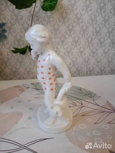 Фарфоровая статуэтка мальчик с мишкой