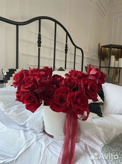 Розы в шляпной коробке в подарок