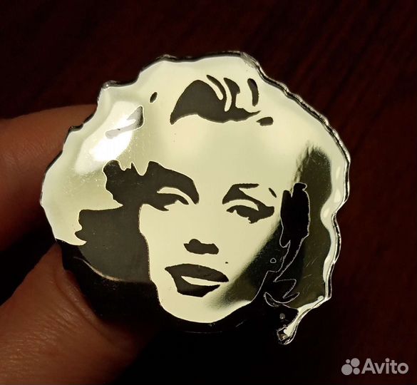 Брошь Мерлин Монро