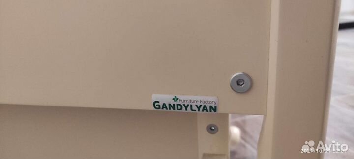 Детская кроватка с маятником и ящиком