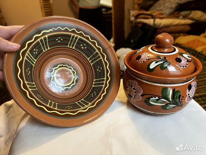 Керамический горшок и тарелка