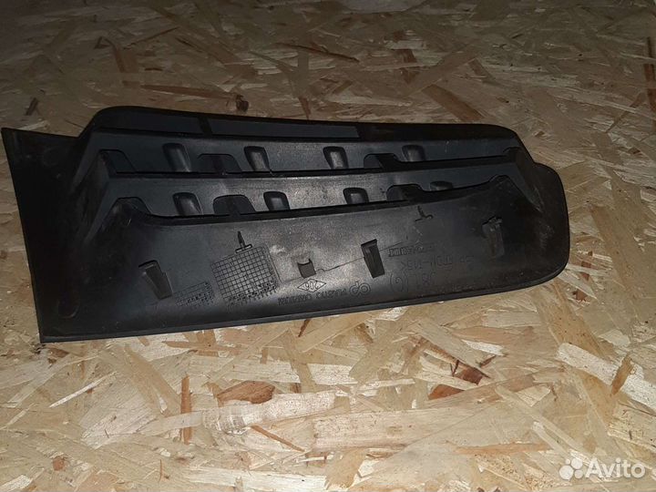 Решетка радиатора левая Renault Megane