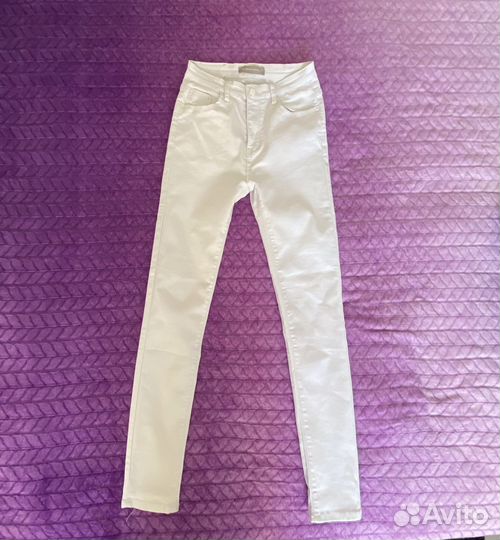 Белые джинсы скинни