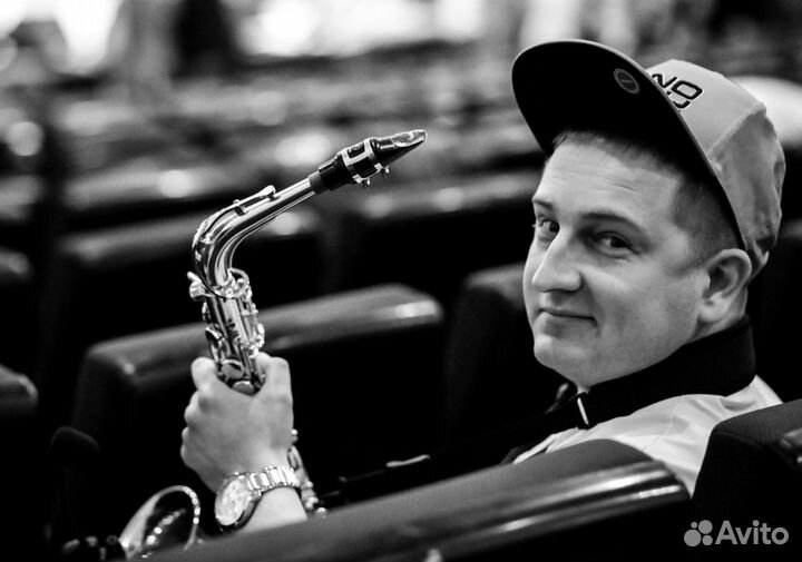 Поющий ведущий и саксофонист DJ