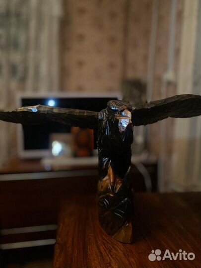 Статуэтка орла из дерева СССР. Парящий орел