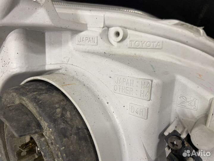 Фары передние Toyota Yaris