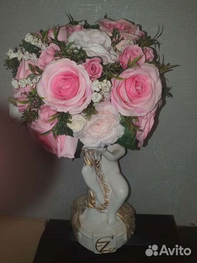 Статуэтка ангел с искусственными цветами