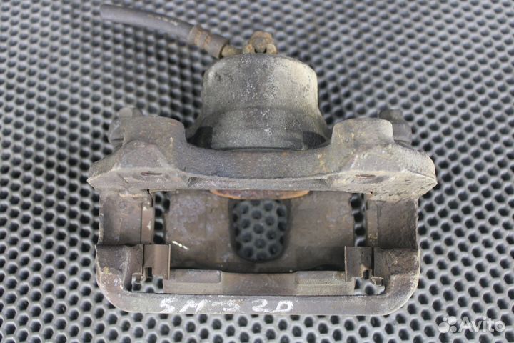 Суппорт тормозной передний левый Nissan Cefiro E-A