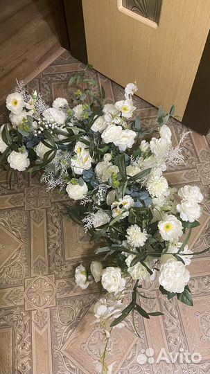 Композиция из искусственных цветов на свадьбу