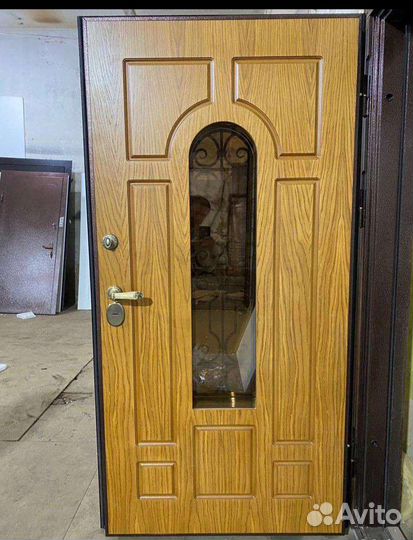 Дверь входная металлическая со стеклом