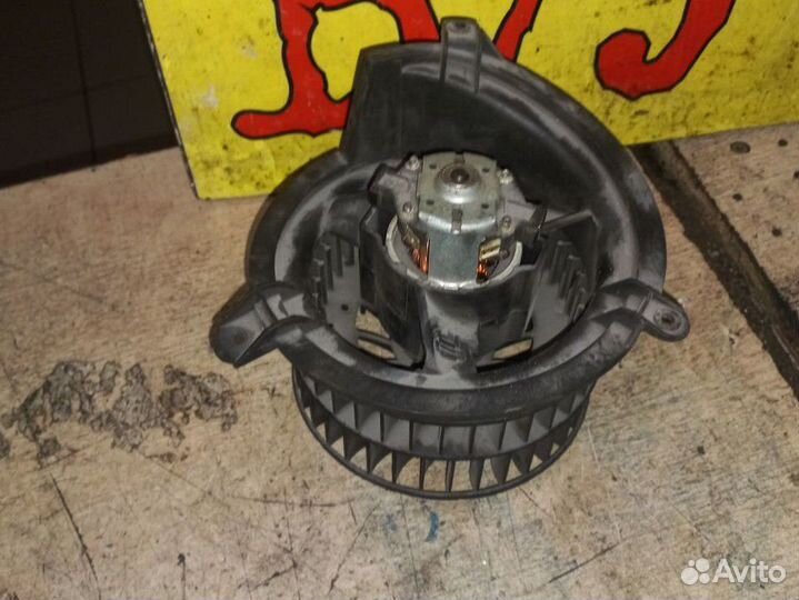 Моторчик (вентилятор) печки Mercedes 190 (W201)