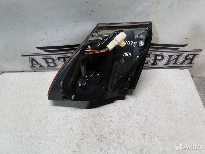 Фонарь крышки багажника правый Lexus LS460 2011