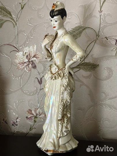 Фарфоровые статуэтка Девушка с розой Германия