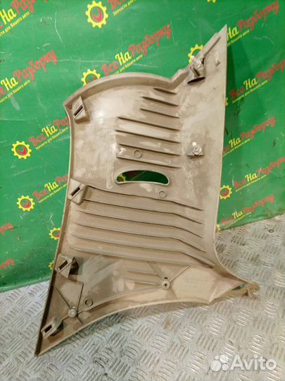 Накладка задней стойки правая Chrysler Pacifica