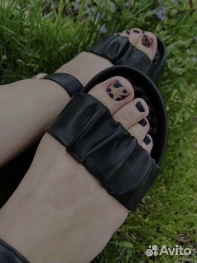 Модель на педикюр для контента