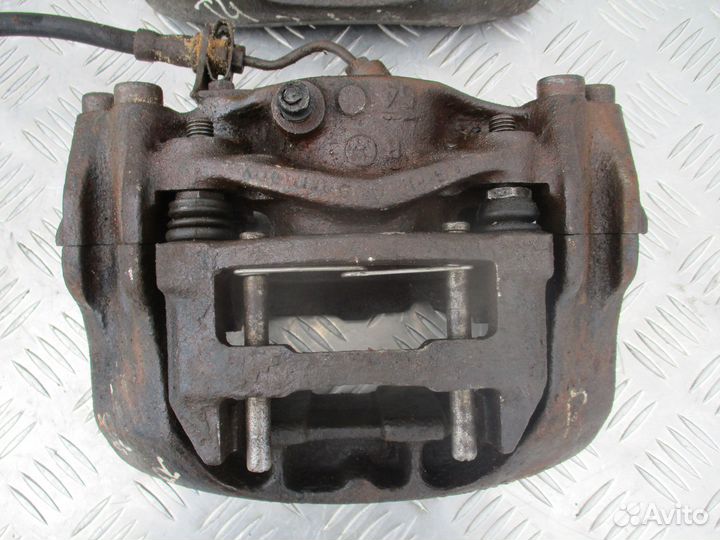 Суппорт тормозной передний VW Transporter T4