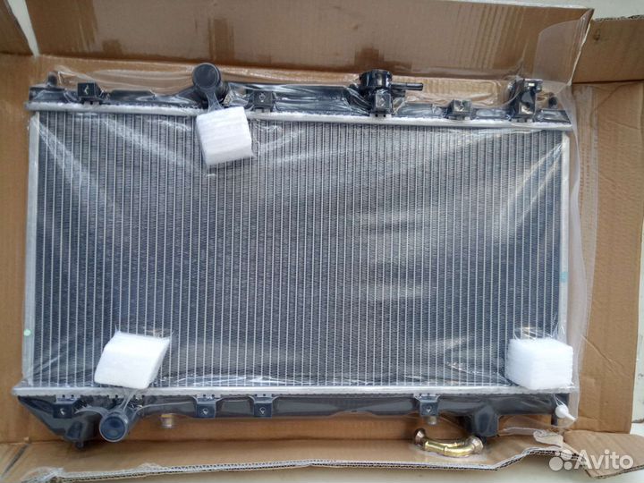 Радиатор охлаждения Toyota Avensis AT 220 97-03г