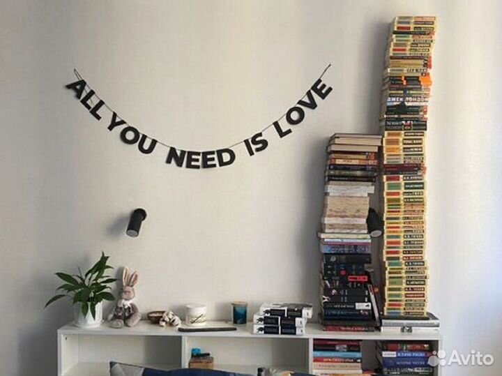 Бумажные гирлянды, черные буквы