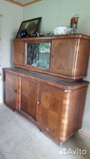 Старинный антикварный шкаф буфет