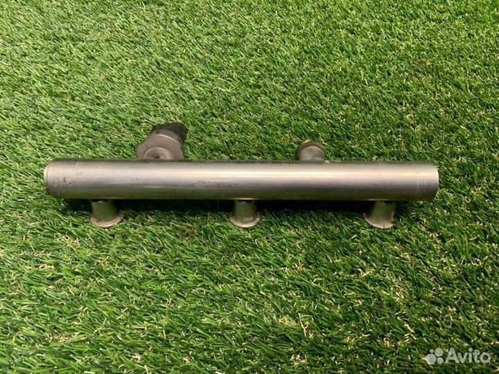 Топливная рейка левая Audi A5 8T 3.2 CAL 2007