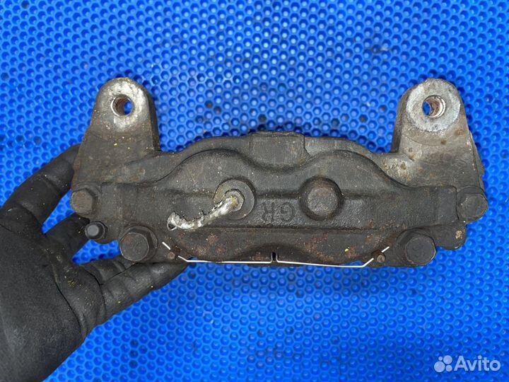 Суппорт передний левый Toyota Tundra 2