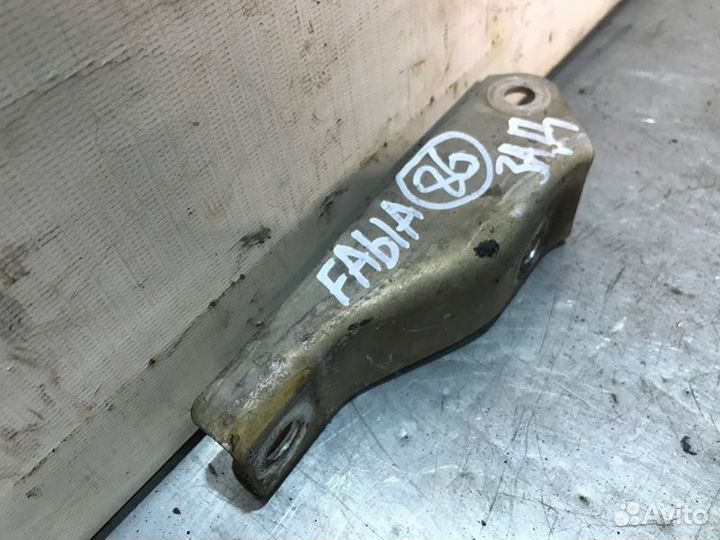Кронштейн кпп задний Skoda Fabia 2 CGP 2012