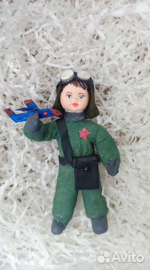 Мальчик с самолётом