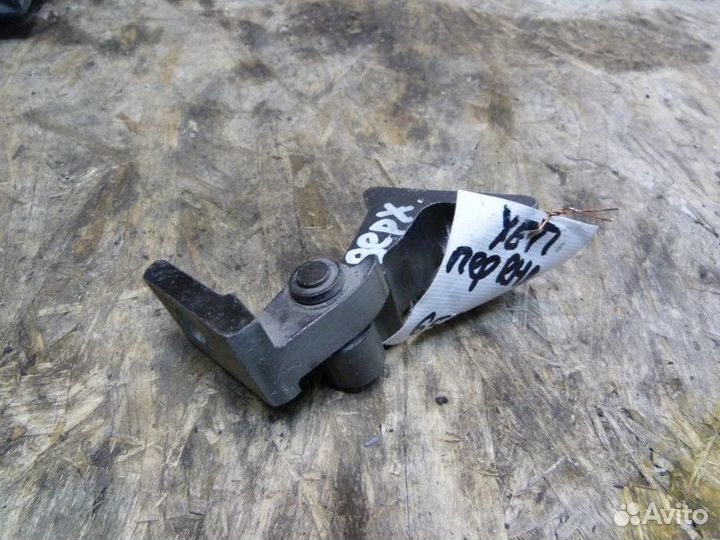 Петля двери передней правой верхняя Skoda Yeti 200
