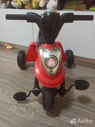 Трехколесный велосипед и прыгунок