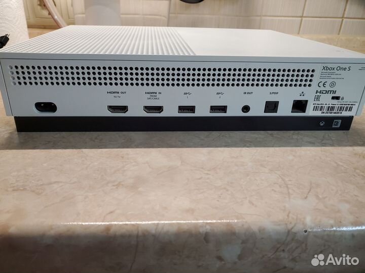 Игровая консоль xbox one s б/у