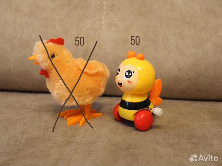 Игрушки паровозы, змейка, цилиндр, пчелка, курица