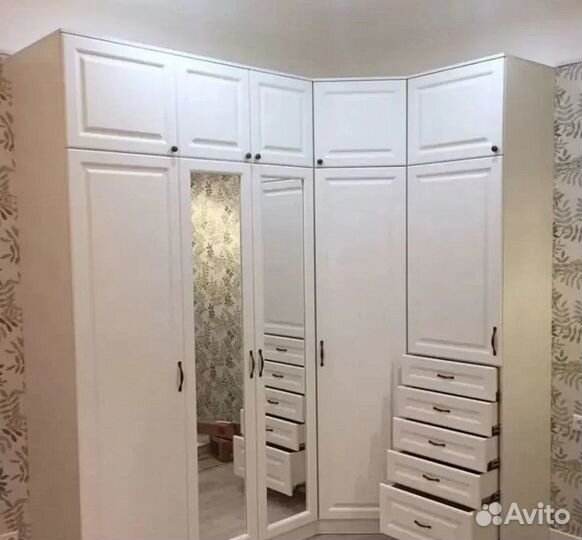 Рабочая зона у окна шкаф